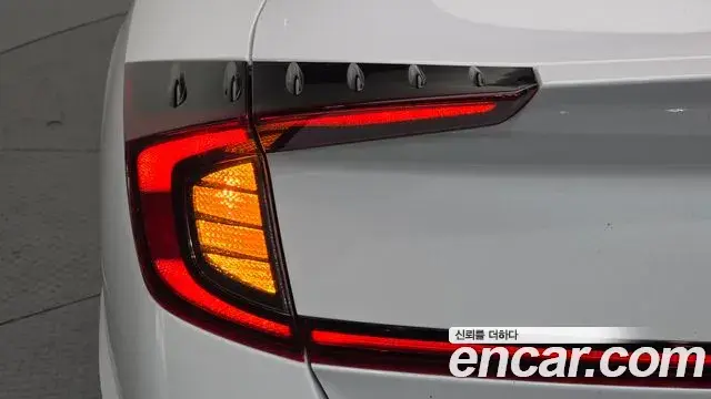 Hyundai Sonata Hybrid 2020 — Photo 25/31