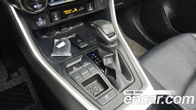 Toyota RAV4 2022 — Photo 8/20