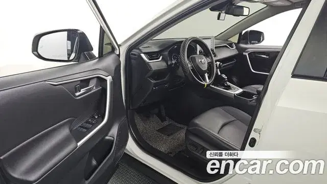 Toyota RAV4 2022 — Photo 9/20