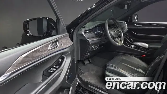 Jeep Grand Cherokee 2023 — Photo 8/20
