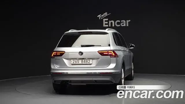 Volkswagen Tiguan 2018 — Photo 16/34