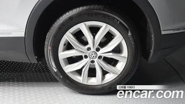 Volkswagen Tiguan 2018 — Photo 24/34