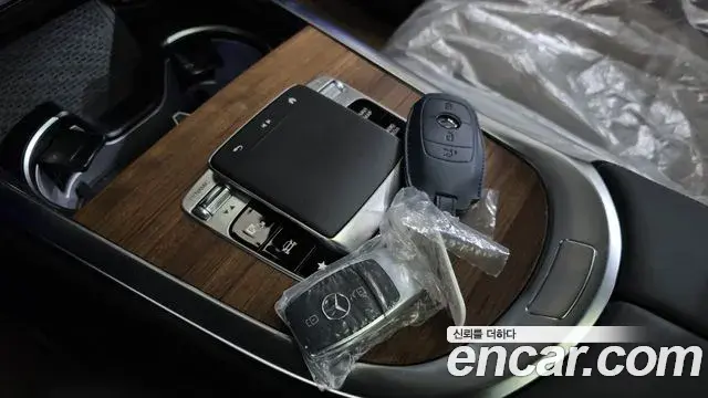 Mercedes-Benz G-Class 2025 — Photo 3/30
