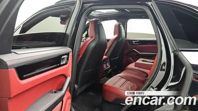 Porsche Cayenne 2019 — ფოტო 25/35