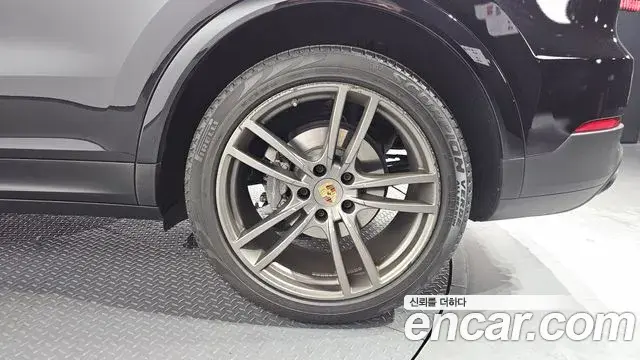 Porsche Cayenne 2019 — ფოტო 28/35