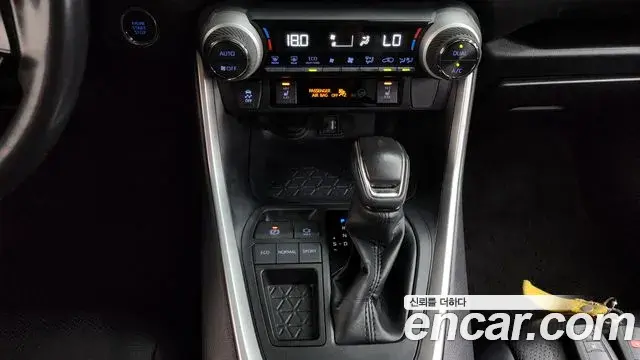 Toyota RAV4 2019 — Photo 8/20
