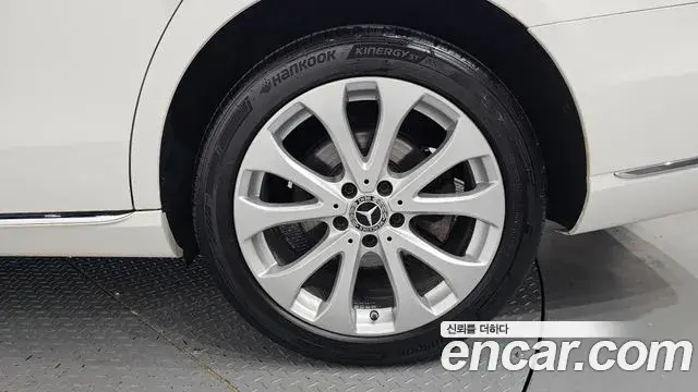 Mercedes-Benz E-Class 2019 — Photo 27/35