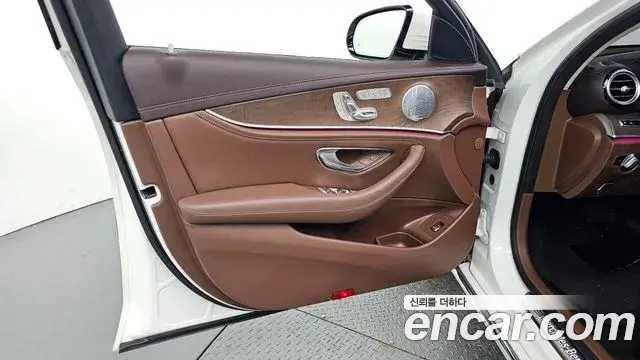 Mercedes-Benz E-Class 2019 — Photo 23/35
