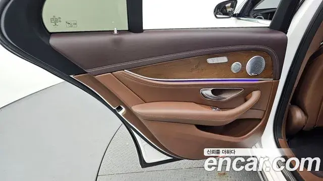 Mercedes-Benz E-Class 2019 — Photo 11/35