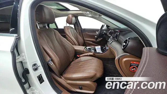 Mercedes-Benz E-Class 2019 — Photo 12/35