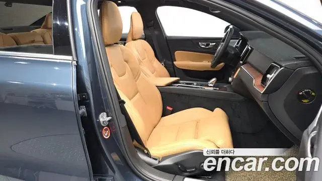 Volvo S60 2023 — Фото 11/20