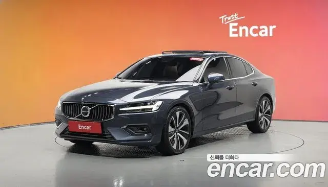 Volvo S60 2023 — Фото 1/20