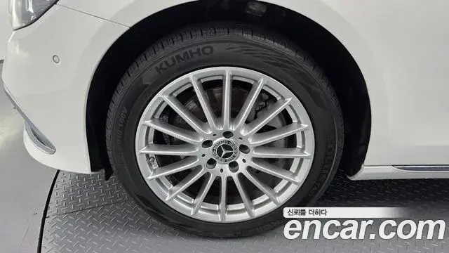 Mercedes-Benz E-Class 2023 — ფოტო 32/33