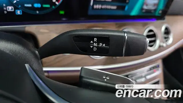 Mercedes-Benz E-Class 2023 — ფოტო 28/33