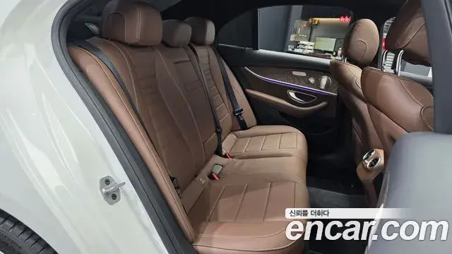Mercedes-Benz E-Class 2023 — ფოტო 22/33