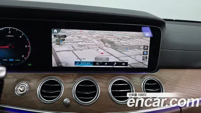 Mercedes-Benz E-Class 2023 — ფოტო 24/33