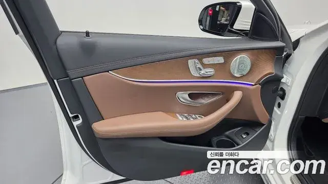 Mercedes-Benz E-Class 2023 — ფოტო 16/33