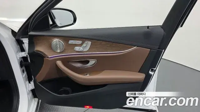 Mercedes-Benz E-Class 2023 — ფოტო 29/33