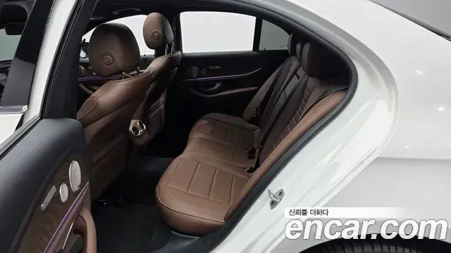 Mercedes-Benz E-Class 2023 — ფოტო 21/33
