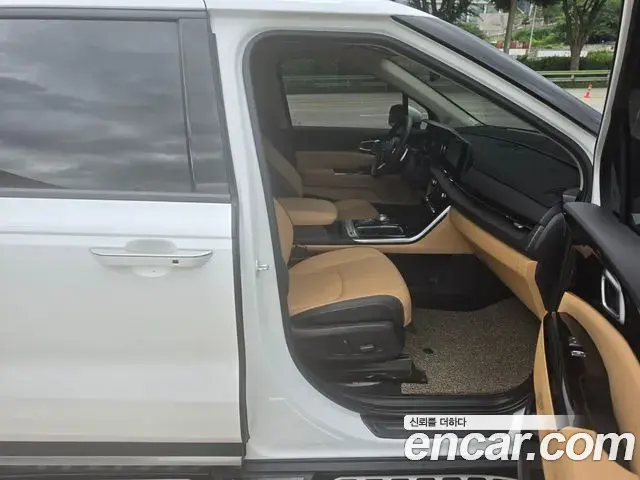 Kia Carnival 2023 — Photo 14/18
