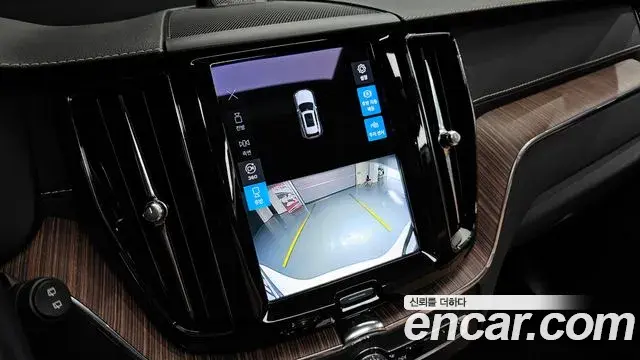 Volvo XC60 2021 — Фото 17/20