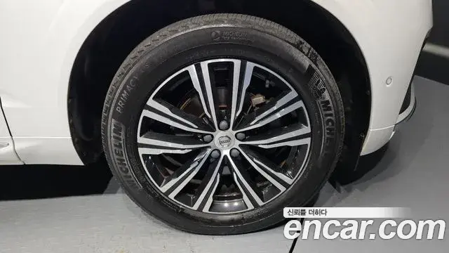 Volvo XC60 2021 — ფოტო 19/32