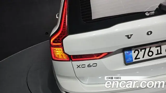 Volvo XC60 2021 — ფოტო 20/32