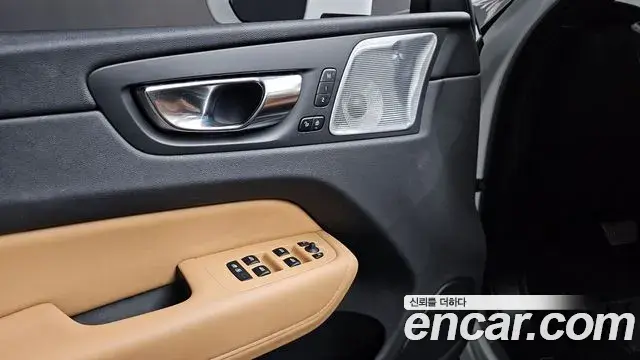 Volvo XC60 2021 — ფოტო 31/32