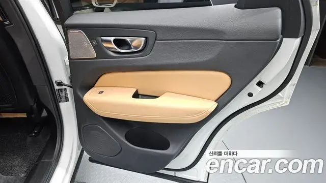 Volvo XC60 2021 — ფოტო 29/32