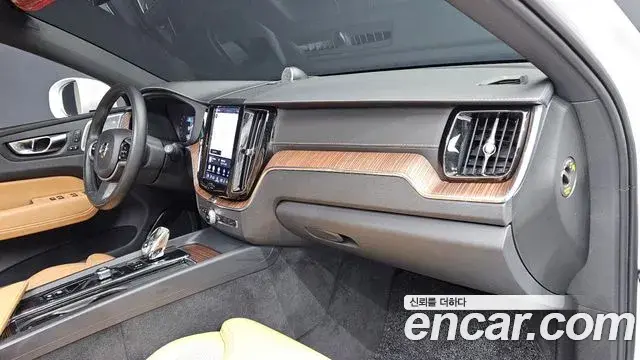 Volvo XC60 2021 — ფოტო 9/32