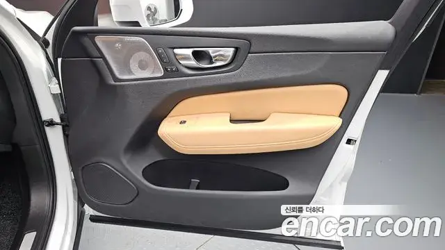 Volvo XC60 2021 — ფოტო 22/32