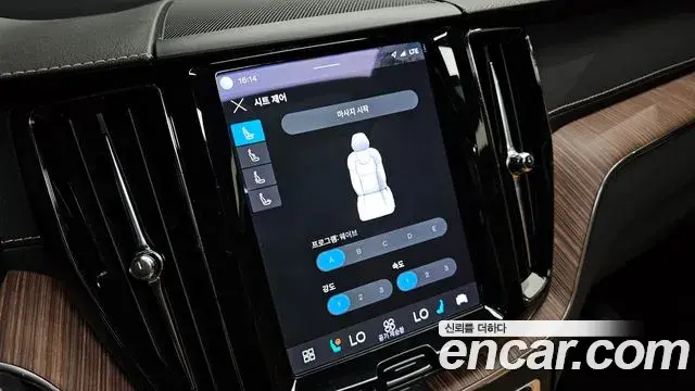 Volvo XC60 2021 — ფოტო 26/32