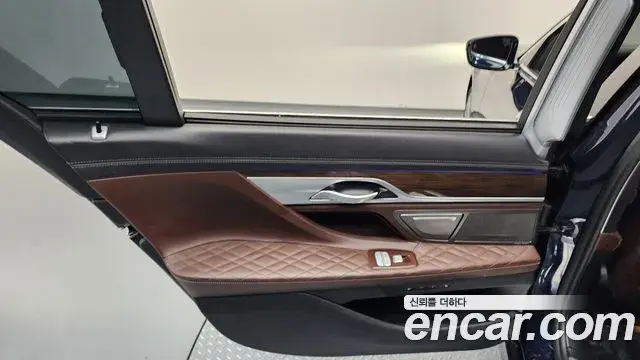 BMW 7 Series 2019 — Photo 24/42