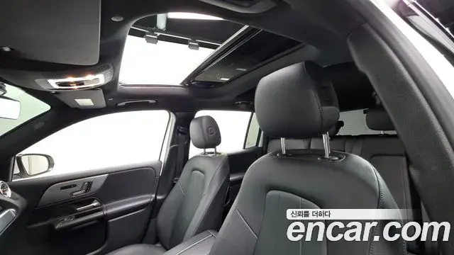 Mercedes-Benz GLB-Class 2021 — Şəkil 16/20