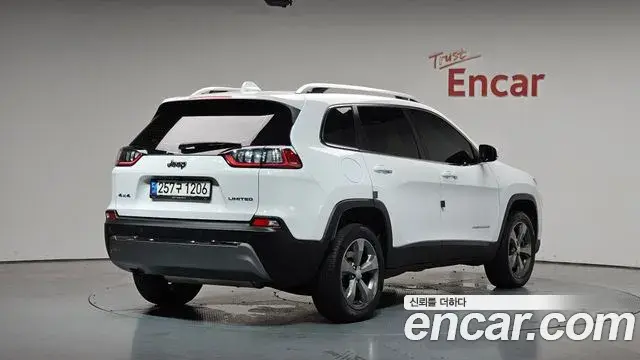 Jeep Cherokee 2021 — ფოტო 23/35