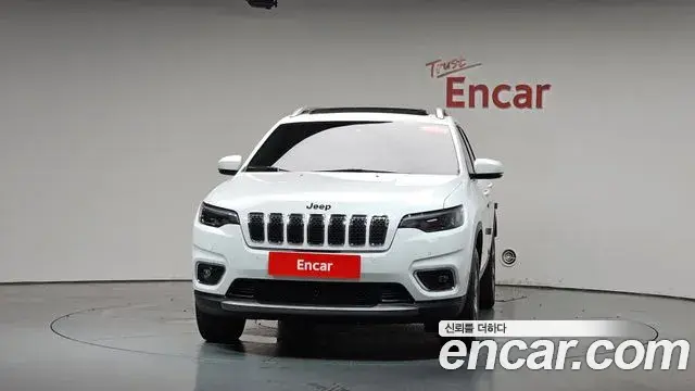 Jeep Cherokee 2021 — ფოტო 26/35