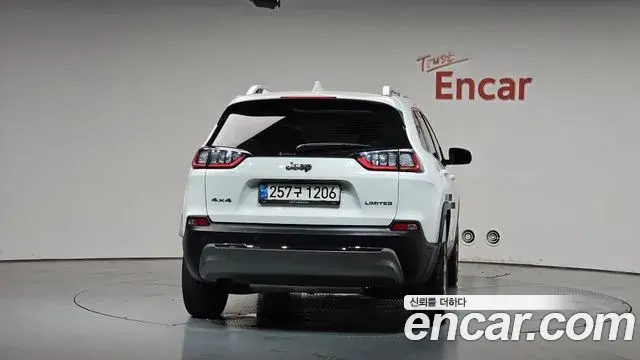 Jeep Cherokee 2021 — ფოტო 12/35