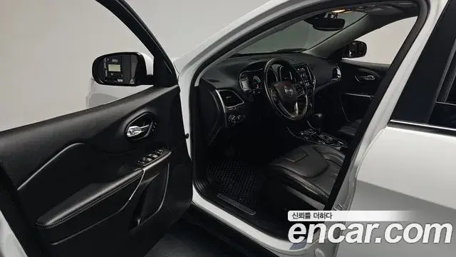 Jeep Cherokee 2021 — ფოტო 13/35