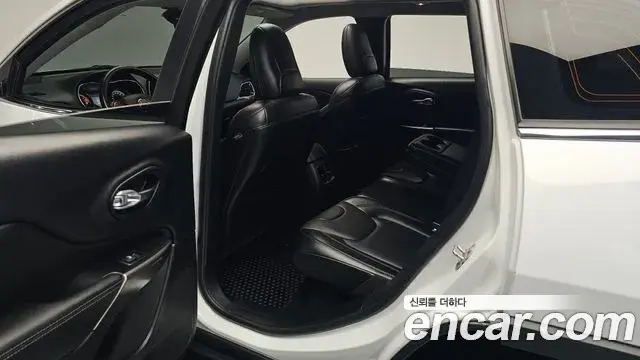 Jeep Cherokee 2021 — ფოტო 35/35