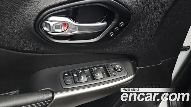 Jeep Cherokee 2021 — ფოტო 16/35
