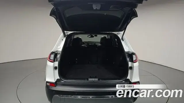 Jeep Cherokee 2021 — ფოტო 25/35