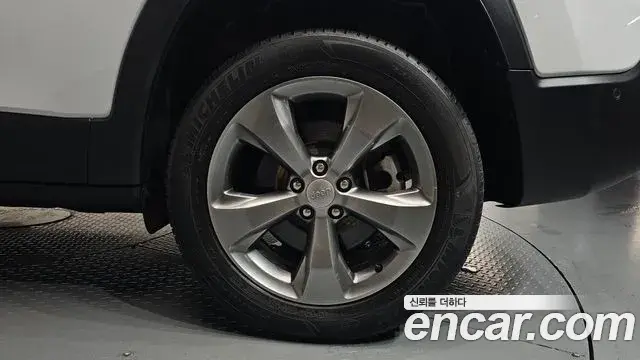 Jeep Cherokee 2021 — ფოტო 8/35