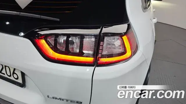 Jeep Cherokee 2021 — ფოტო 32/35