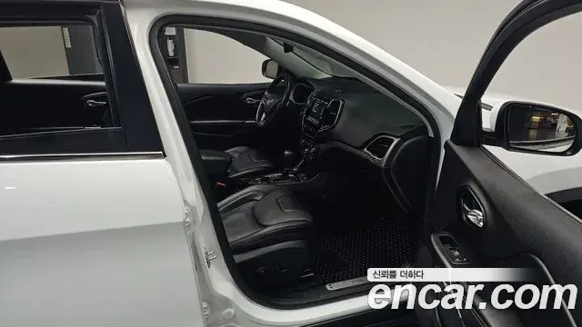 Jeep Cherokee 2021 — ფოტო 10/35