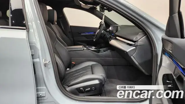 BMW 5 Series 2025 — ფოტო 27/35