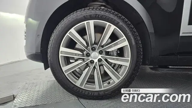 Land Rover Range Rover 2025 — Photo 30/41