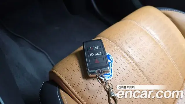 Land Rover Range Rover Velar 2023 — ფოტო 35/38