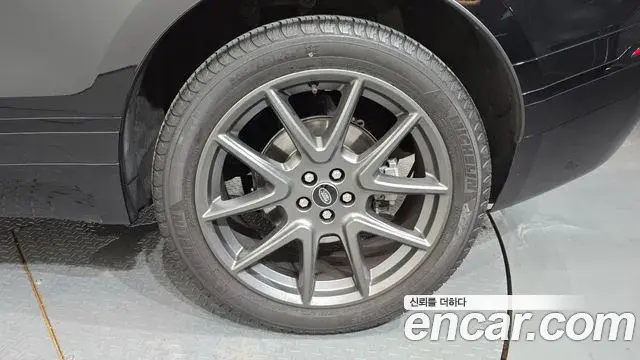 Land Rover Range Rover Velar 2023 — ფოტო 32/38
