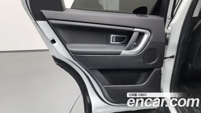 Land Rover Discovery Sport 2018 — ფოტო 30/37