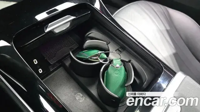 Mercedes-Benz EQE 2023 — Şəkil 28/33